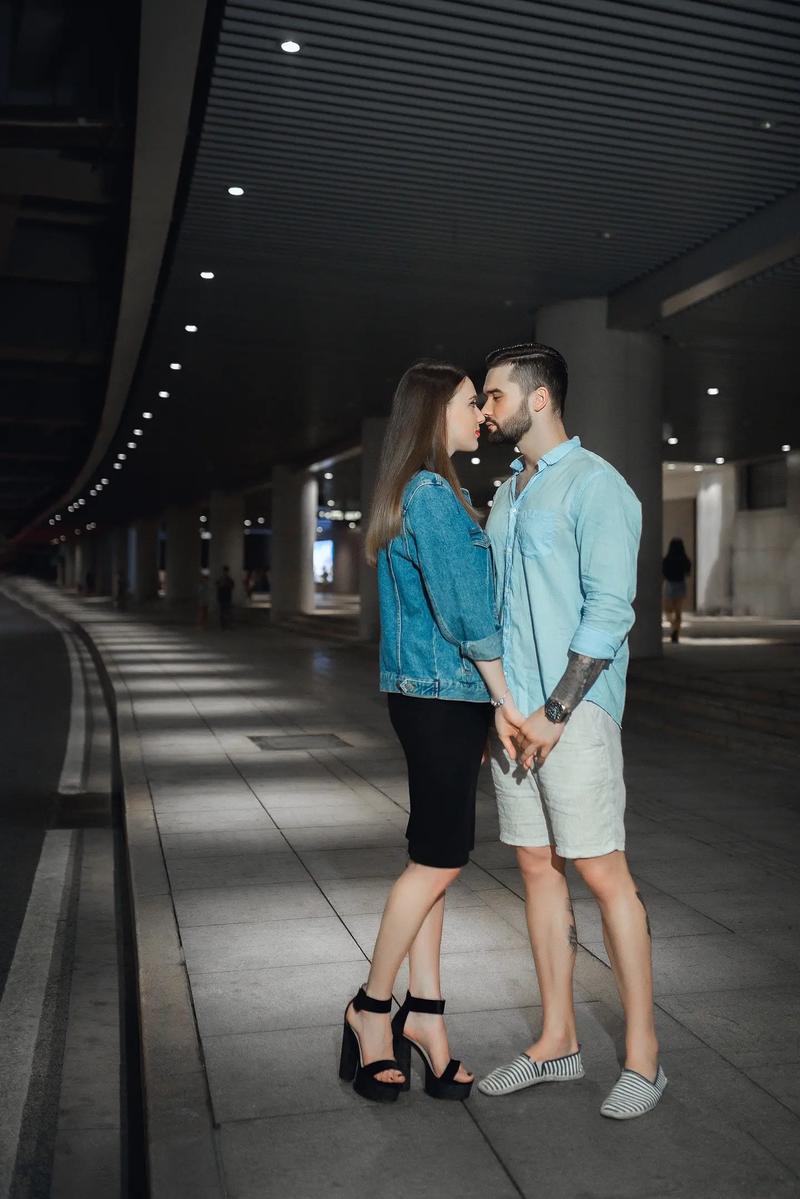 love story, real love, romantic connection, emotional intimacy, quiet love, true relationship, modern romance, deep connection, love without words